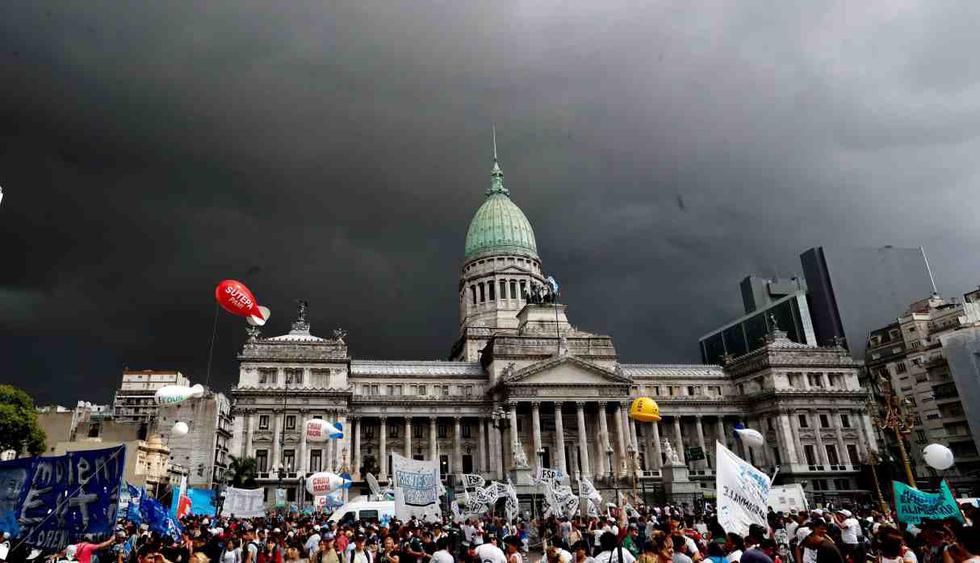Personas se concentran este jueves frente al Congreso de la Nación Argentina para protestar contra la política económica del Gobierno, en Buenos Aires (Argentina). (Foto: EFE)