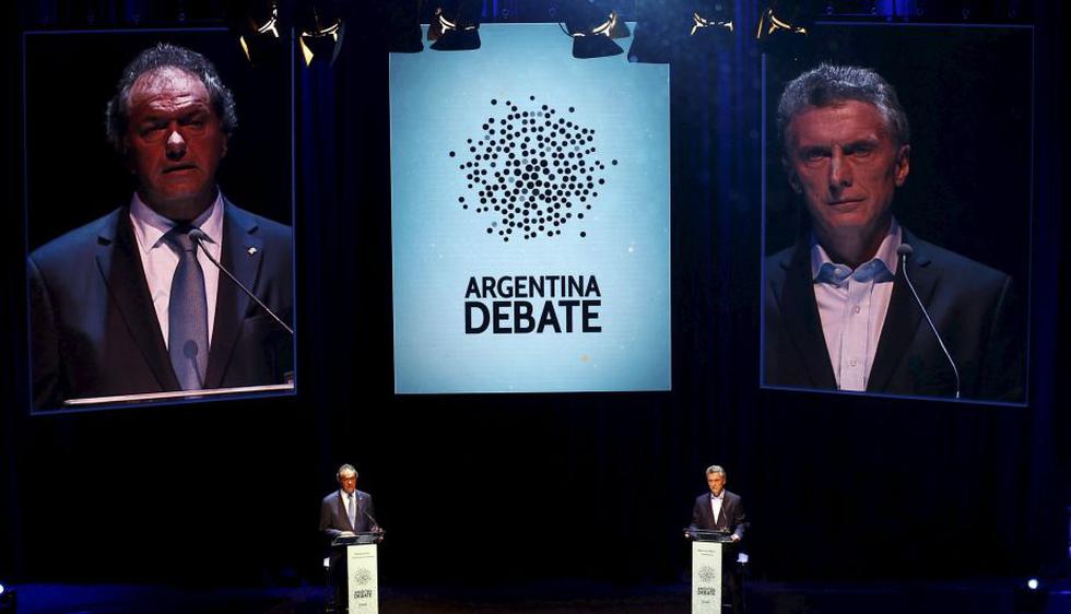 Mauricio Macri vs. Daniel Scioli: Candidatos a presidencia de Argentina debatieron a una semana de la segunda vuelta. (Reuters)