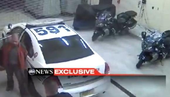 PRUEBA. Video muestra la llegada de Zimmerman a la comisaría. (Imagen de video)