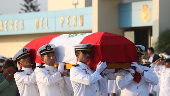 DESPIDEN A UN HÉROE. Miembros del Comando Conjunto dieron el último adiós a valeroso técnico de la Marina. (Foto: Mindef)