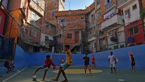 Brasil | Coronavirus | Jair Bolsonaro quiere que el fútbol se reanude en Brasil pese a la pandemia. Según el presidente brasileño, “como los futbolistas son jóvenes y atléticos, el riesgo de muerte si contraen el virus se reduce infinitamente”. (AFP / Carl DE SOUZA)