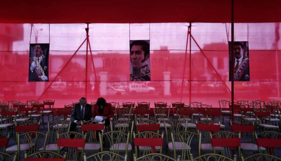 En el estrado del evento estaban los retratos de Maduro y Chávez. (Renzo Salazar/Perú21)