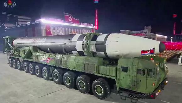 Imagen muestra misiles balísticos intercontinentales Hwasong-15 de Corea del Norte durante desfile militar en Pyongyang. (AFP / KCNA / KNS).