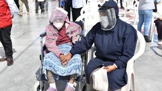 Tacna: mujer de 103 años y beneficiaría de Pensión 65 recibió la vacuna contra el COVID-19
