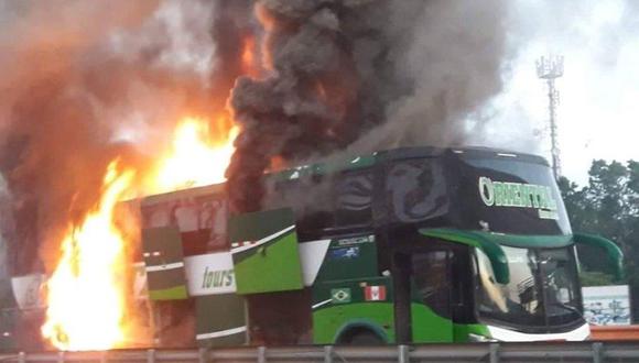 Bus interprovincial se incendió a la altura del kilómetro 7 de la carretera Federico Basadre. (Foto: Alerta Perú/Facebook)