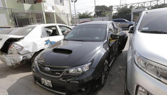 La Policía encontró un revólver dentro del auto Subaru que abandonaron los hampones. (Luis Gonzales)