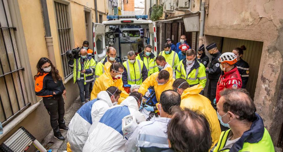 Los bomberos y las unidades de rescate utilizan una grúa para levantar a un hombre de 53 años que pesa 300 kg y que sufre de obesidad desde su apartamento en Perpignan, Francia. (Guillaume Collard/REUTERS).