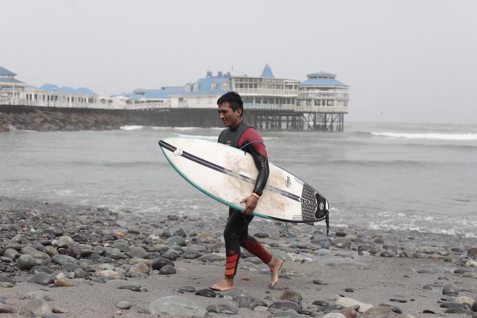 Esta mañana, varios surfistas salieron a correr olas en Miraflores. (Foto: Leandro Britto/GEC)