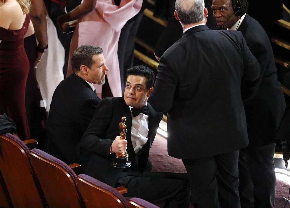 Rami Malek recibió atención médica en medio de la gala del Oscar 2019 tras su caída. (Foto: Reuters)
