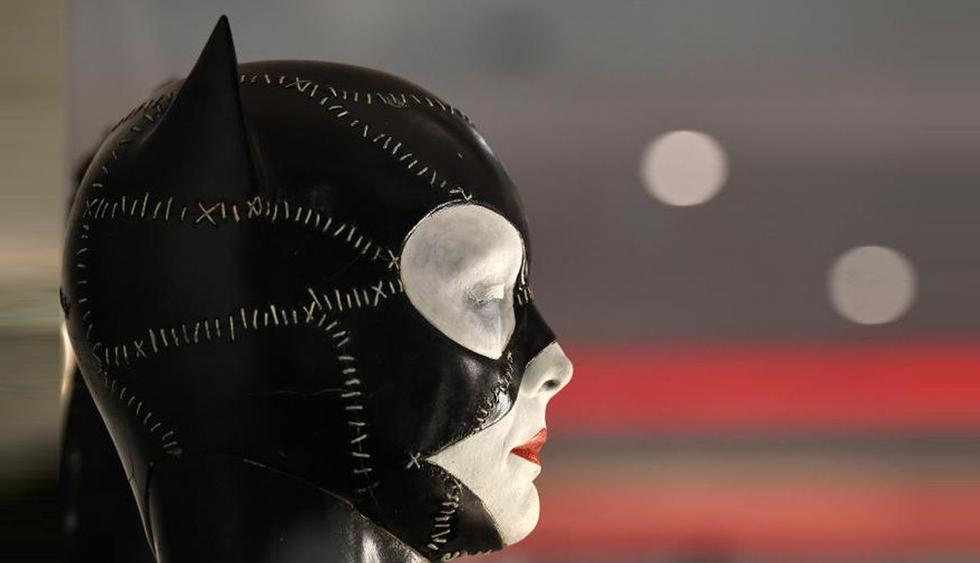 La máscara de Gattúbela que usó Michelle Pfeiffer en la película 'Batmen regresa' (1992). (Foto: Reuters)