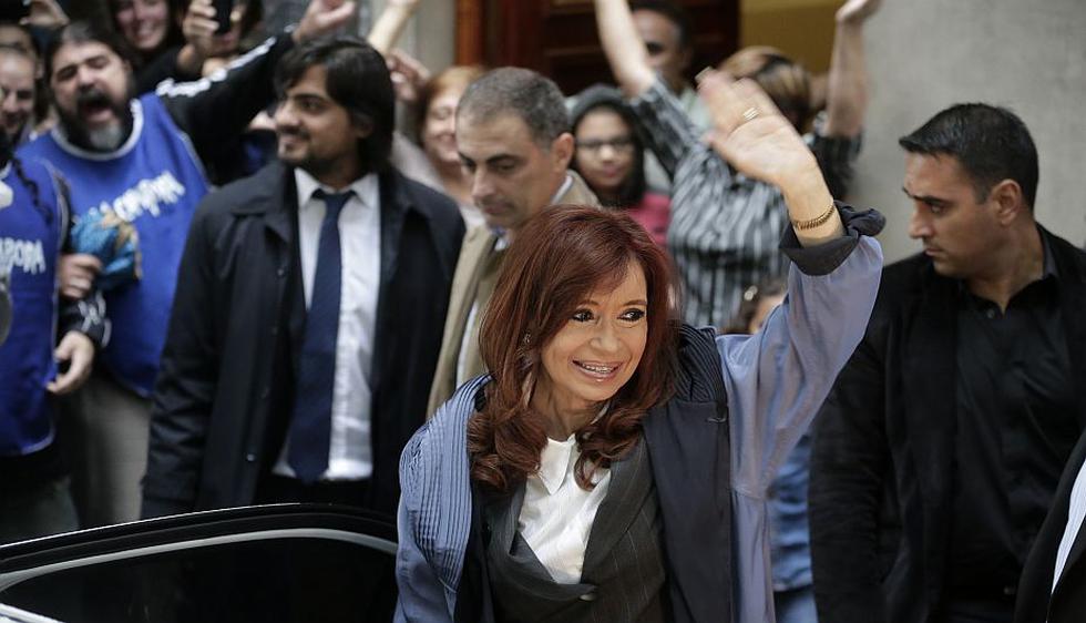 Cristina Fernández declaró ante la justicia apoyada por multitud en la calle. (AP)