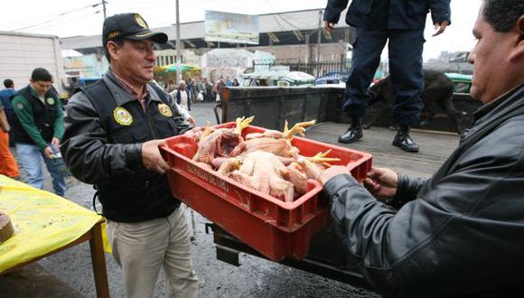 Policía decomisa cuatro toneladas de pollos malogrados en Los Olivos. (Perú21)