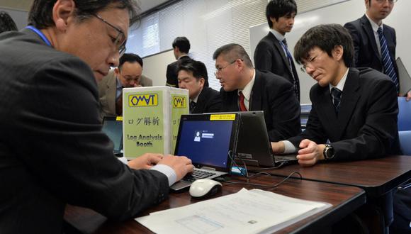 Funcionarios del gobierno usan sus computadoras durante un simulacro de seguridad cibernética en Tokio el 18 de marzo de 2014. (Foto de YOSHIKAZU TSUNO / AFP)