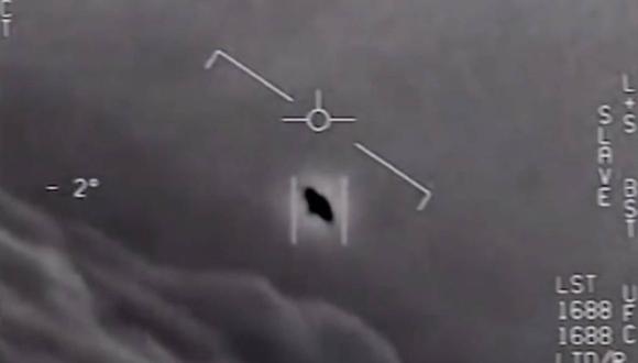 Un video del Departamento de Defensa de Estados Unidos desclasificado en 2019 muestra un objeto volador no identificado (OVNI) cerca de un avión militar estadounidense. (Departamento de Defensa).