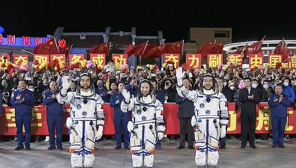 Los Ye Guangfu, Wang Yaping y Zhai Zhigang, saludan en una ceremonia de salida antes de su lanzamiento. (Foto: AFP)