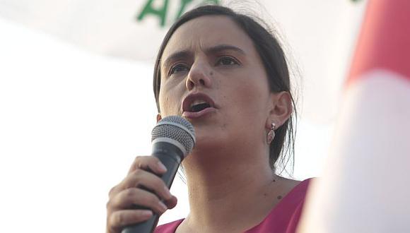 Verónika Mendoza, ex candidata presidencial, defiende su presencia en la marcha contra la corrupción.