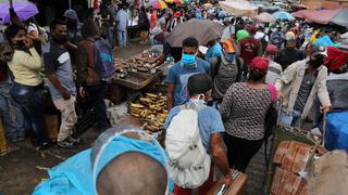 ¿Sobrevivir o evitar el coronavirus? Miles afrontan riesgos en gran mercado de Caracas [FOTOS]