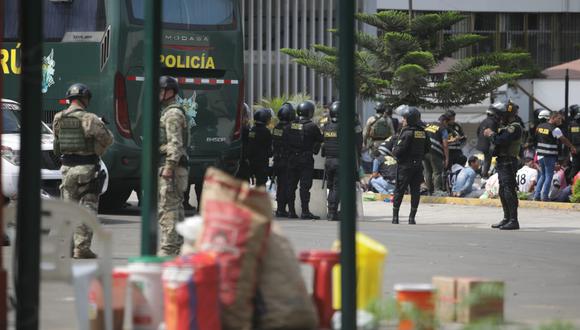 La policía Nacional ingresa a la UMSM a desalojar a las personas que se encuentran en el interior de la universidad.

Fotos: Britanie Arroyo / @photo.gec