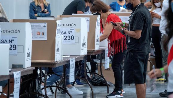 Peruanos residentes en Estados Unidos emitieron su voto en el centro de votación ubicado en el Centro de Convenciones de Miami Beach. (Foto: EFE / EPA / CRISTOBAL HERRERA-ULASHKEVICH)