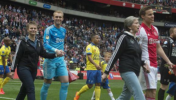 Madres de jugadores tuvieron un peculiar homenaje por su día. (Ajax)