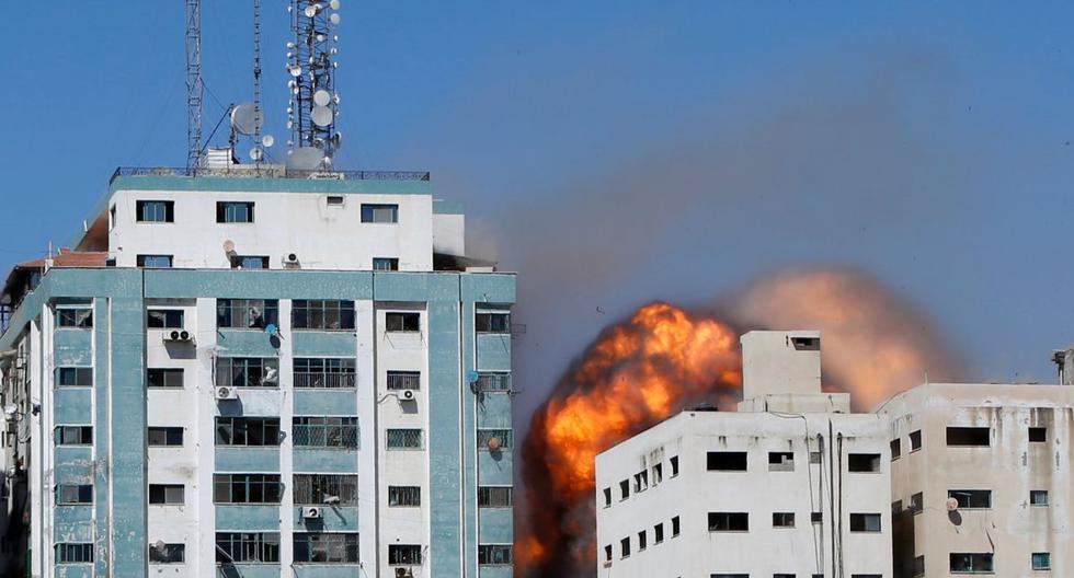 Torre de Gaza que alberga AP y Al Jazeera se ve durante un ataque con misiles en la ciudad de Gaza, el 15 de mayo de 2021.  (REUTERS/Mohammed Salem).