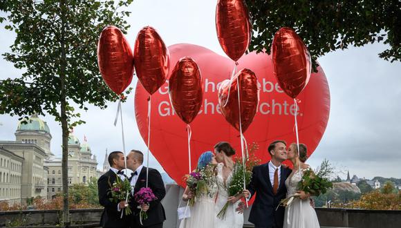 Muchas parejas gays por fin pueden casarse en Suiza, uno de los últimos países de Europa occidental en permitir los matrimonios del mismo sexo. (FABRICE COFFRINI / AFP).