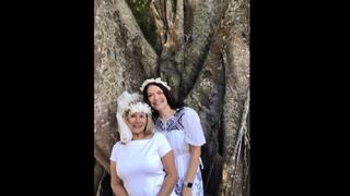 Mujer se casa con un árbol para salvarlo de ser talado en Florida