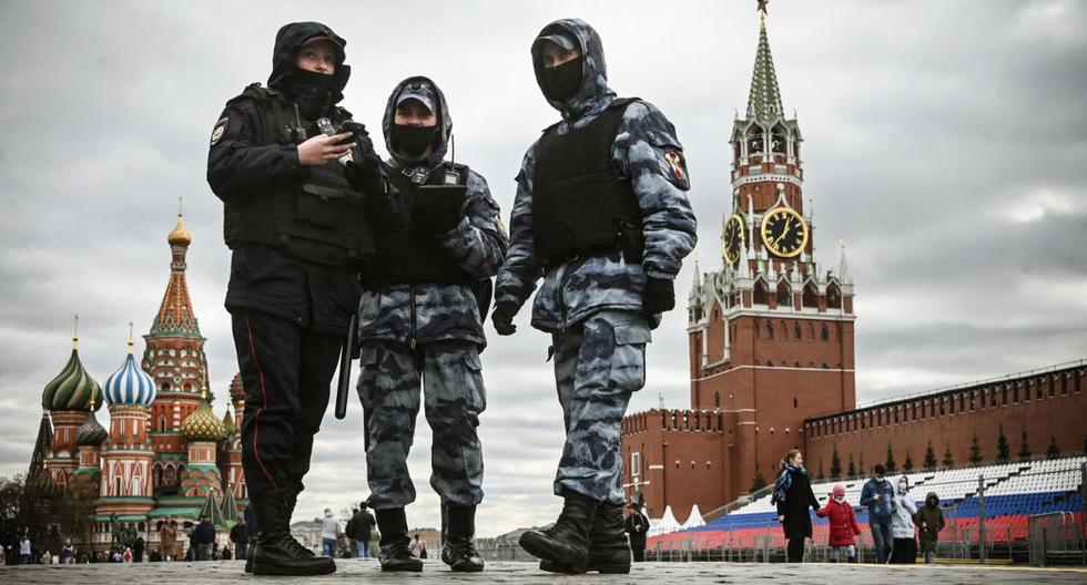 Policías rusos hacen guardia en el centro de Moscú (Rusia), el 28 de abril de 2021. (Alexander NEMENOV / AFP).