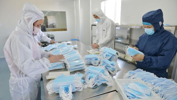 Venta de mascarillas falsas inunda China ante la alarma del coronavirus. (AFP).