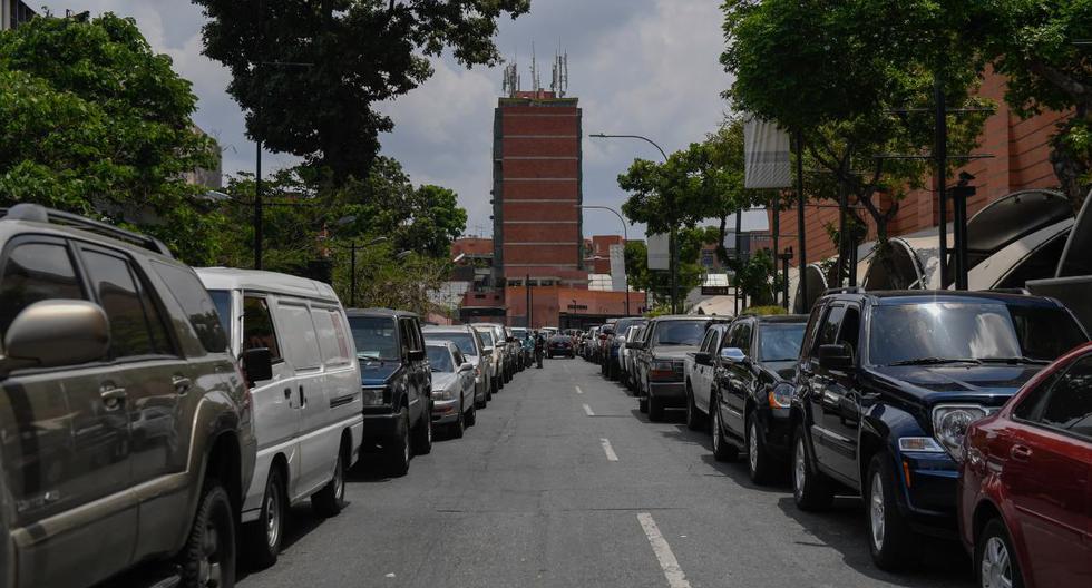 Coronavirus en Venezuela | Los conductores hacen cola para repostar los tanques de sus automóviles en una estación de servicio de Caracas en Venezuela. Fotografía del 14 de mayo de 2020. (Federico PARRA / AFP).