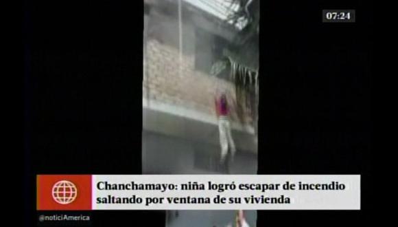Niña se arrojó por la ventana de su casa para escapar de incendio. Ocurrió en Chanchamayo. (Captura de video)