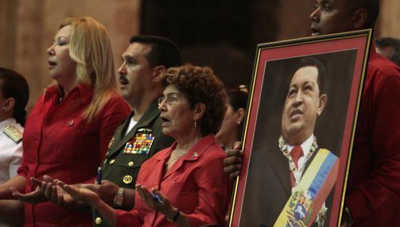EN ESPERA. En La Habana chavistas oraban por salud de su líder. (Reuters)