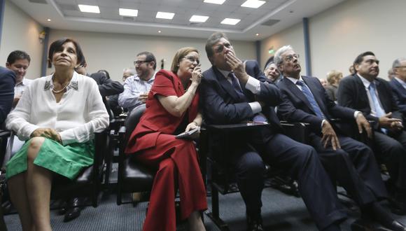 ATENTOS. Expresidente García escucha el fallo acompañado de la hija del embajador Bákula. (Nancy Dueñas)