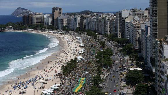 Rio cerrará accesos al barrio de Copacabana en fin de año por repunte de la pandemia. (EFE / Marcelo Sayão).