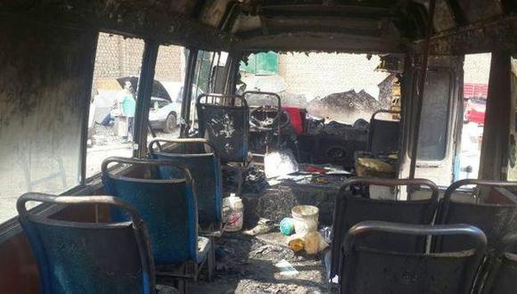 La Libertad: Extorsionadores quemaron microbús a empresa que paga cupo a 7 bandas. (Vespertino Satélite)