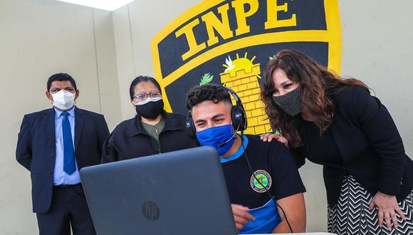 La presidenta del Consejo Nacional Penitenciario, Susana Silva Hasembank y funcionarios del INPE, observan diálogo de interno a través de videollamada.
