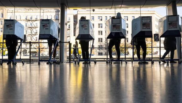 Los votantes emitieron sus votos para las elecciones de mitad de período en el Museo de Brooklyn el 8 de noviembre de 2022 en Nueva York. (Foto de Yuki IWAMURA / AFP)