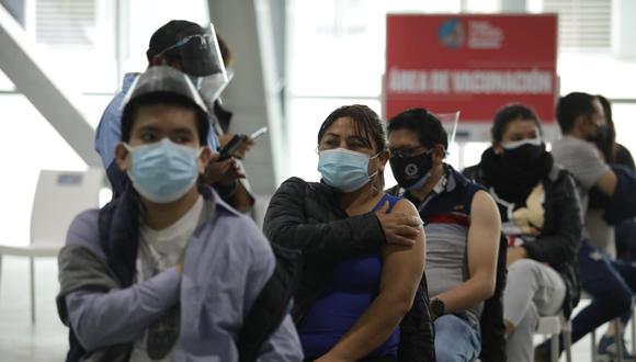 Personas vacunadas contra el COVID-19. (Fernando Sangama / @photo.gec)