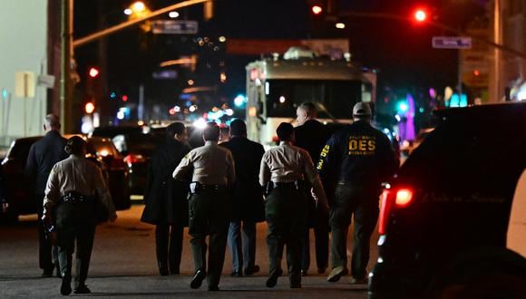 Los investigadores de la oficina de homicidios del Departamento del Sheriff del condado de Los Ángeles se alejan después de informar a los medios de comunicación en Monterey Park, California, el 22 de enero de 2023. (AFP)