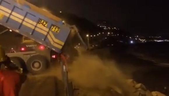 Denuncian con video que camiones arrojan rocas gigantes en La Pampilla. (Facebook)