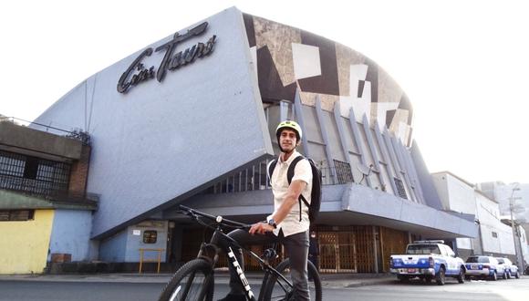 Nikolás Briceño produce el programa audiovisual Arquitectura en Bici.