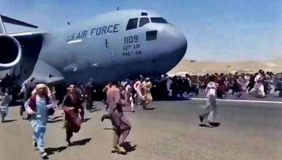El lunes, miles de personas llenaron el aeropuerto de la capital de Afganistán, corrieron por la pista y subieron a los aviones en un intento desesperado de huir del país después de que los talibanes derrocaran al gobierno respaldado por Occidente. (Foto: Captura de video).
