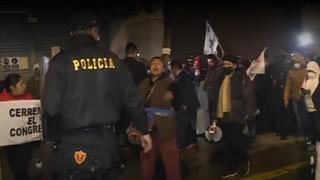 Fiestas Patrias: simpatizantes de Pedro Castillo llegan al Congreso y son retirados por la Policía