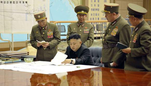 Inquietante. Kim Jong-un en centro de comando de misiles, en el que se ven los blancos en EE.UU. (Reuters)