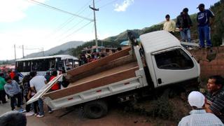 Cusco: Un muerto y unos 15 heridos deja choque de minibús con semicamión