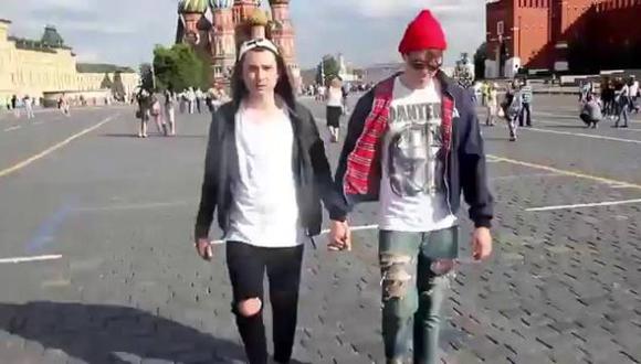 Esto le pasa a una pareja gay cuando pasea por las calles de Rusia. (YouTube)