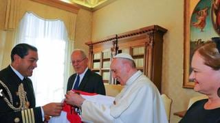 PPK entrega camiseta de la selección peruana al papa Francisco