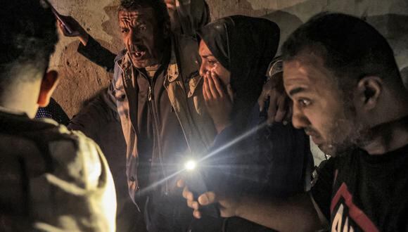 Los miembros de una familia palestina reaccionan mientras se reúnen alrededor de un pariente herido. (Foto: AFP)