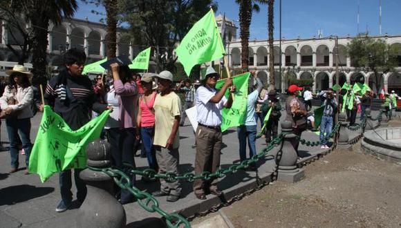 Tía María: En Arequipa, estudiantes se dispersaron para entrar a la plaza, luego se agruparon para protestar. (USI)
