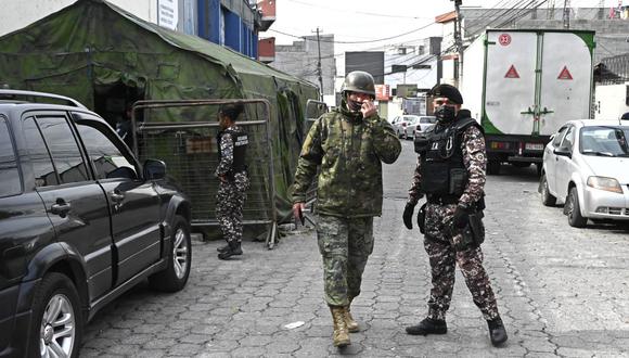 Soldados montan guardia en la entrada de la prisión Pichincha 1 en Quito el 8 de noviembre de 2022, un día después de que cinco reclusos murieran en enfrentamientos entre bandas rivales. (Foto de Rodrigo BUENDIA / AFP)